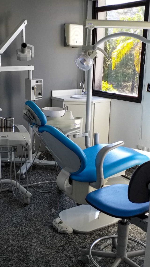Cadeira e equipamentos do consultório do Dr. Fabrício Milani